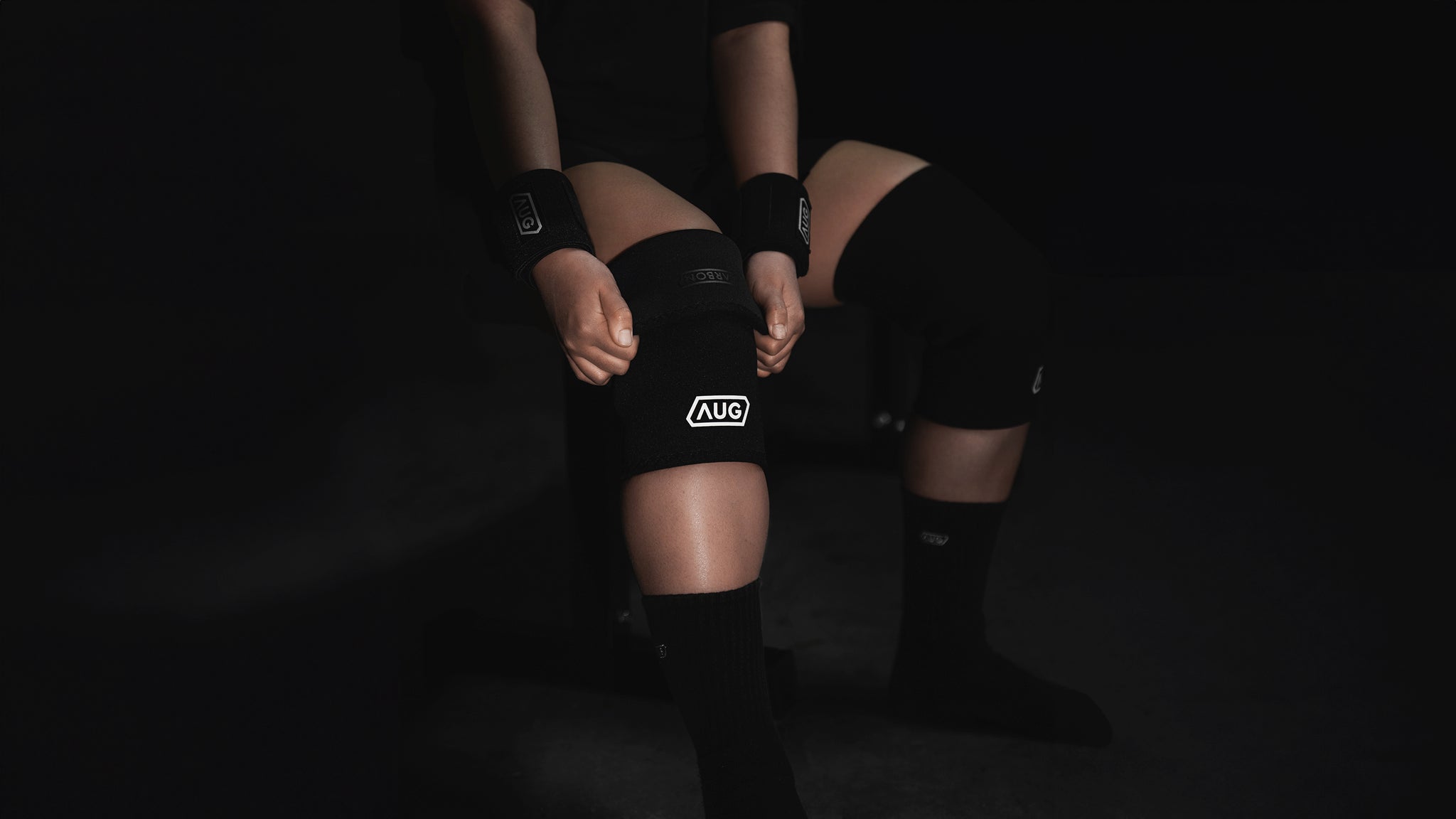 Knee Elbow Sleeve Wrist Wrap for Powerlifting, Bodybuilding, Strongman Strength. Increase Squat Leg Day Bench Press Upper Performance. Made of stiffest densest 7mm Neoprene and Nylon. Prevents injuries, maximal warmth. Break Personal Records in Competition. AUG 'AUG' Augments critical pieces part of carbon collection. Stiffness and Density provides the highest-quality compression to the joints. Competition specifications approved by most powerlifting federations worldwide.